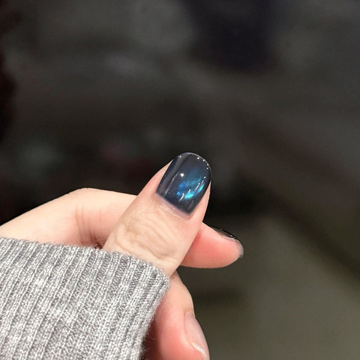 Kunstnägel mit Elegantem Sternendesign und Schimmernden Effekten Karnz