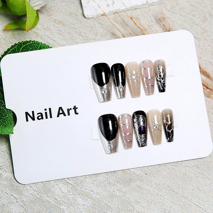 Kunstvolle Nagelspitzen mit eleganten Mustern Karnz