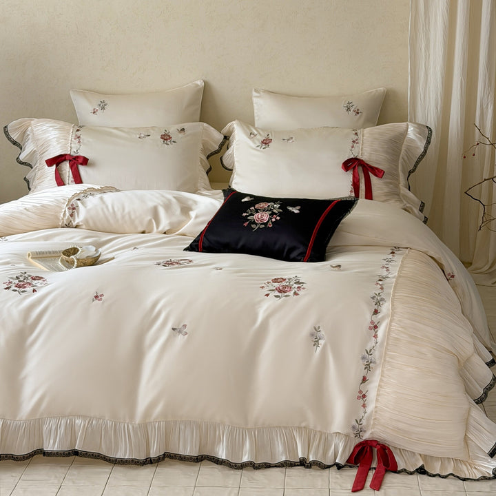 Exquisites Baumwollsatin-Bettwäsche-Set mit floraler Stickerei, Plisseevolant und Zierschleifen