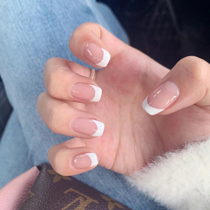 Kunstnägel im French Tip Design Karnz
