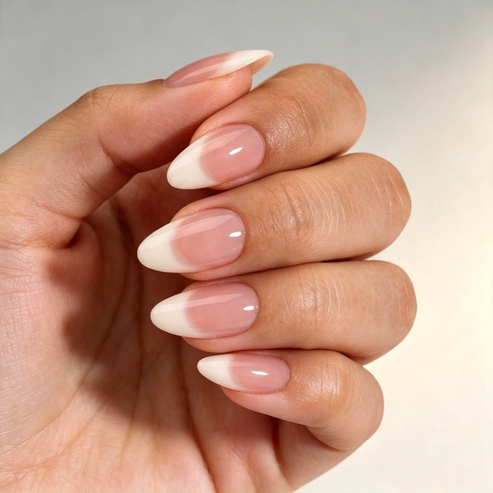Kunstnägel Im Eleganten French-Tip Design Karnz