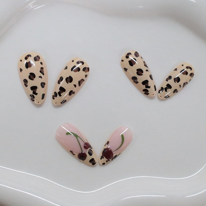 Künstlerische Nagelkunst Karnz