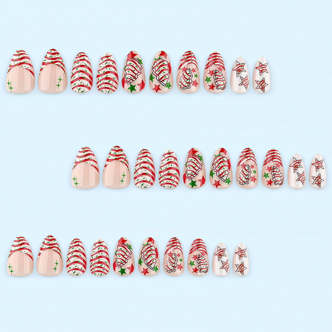 Kunstnägel im festlichen Weihnachtsdesign mit bunten Akzenten Karnz