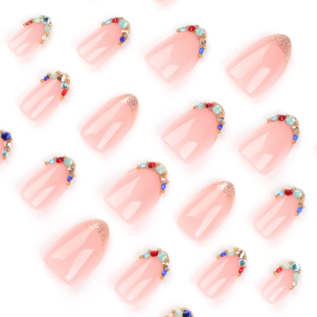 Kunstvolle Nagelkunst mit glamourösen Strassverzierungen Karnz