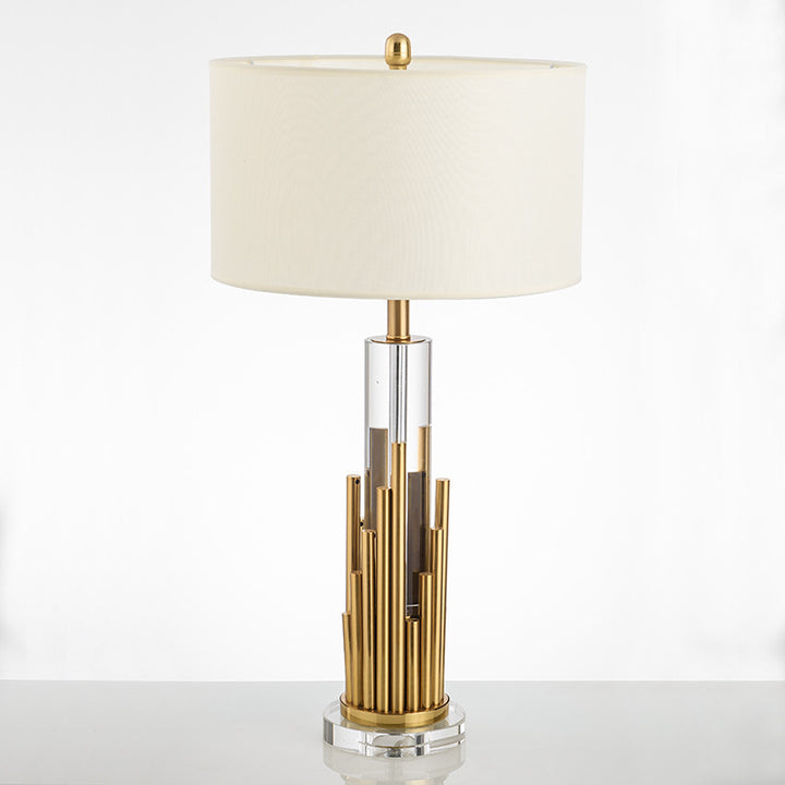 Moderne dekorative Tischlampe mit skulpturalem Messingdesign