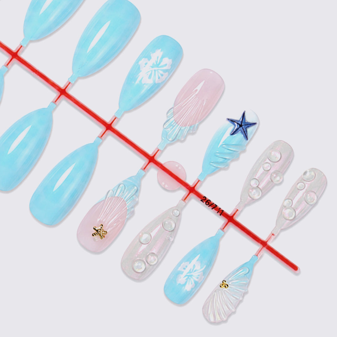Kunstnagelset mit maritimen Motiven und zarten Akzenten Karnz