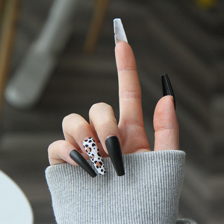 Kunstnagelset mit trendigem Leopardenmuster und elegantem mattem Finish Karnz