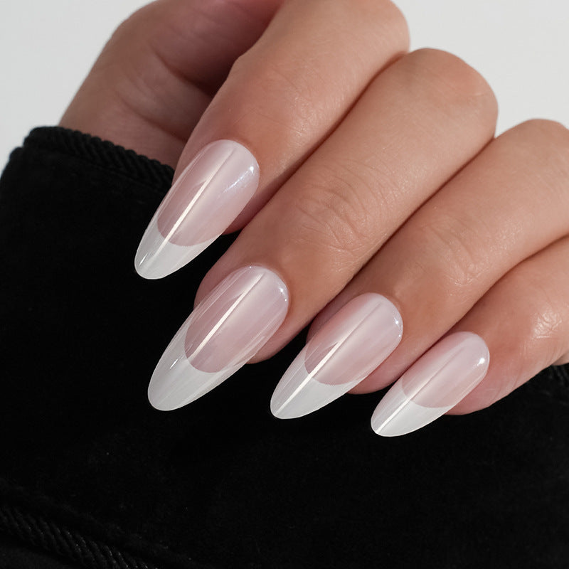 Künstliche Nagelspitzen mit Elegantem French-Tip Karnz
