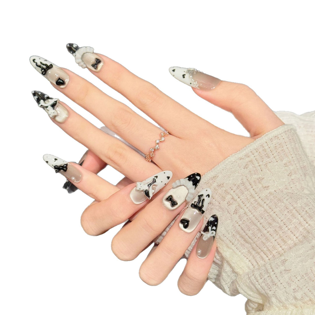 Elegantes Herz-vernähtes Press-On Nagelset