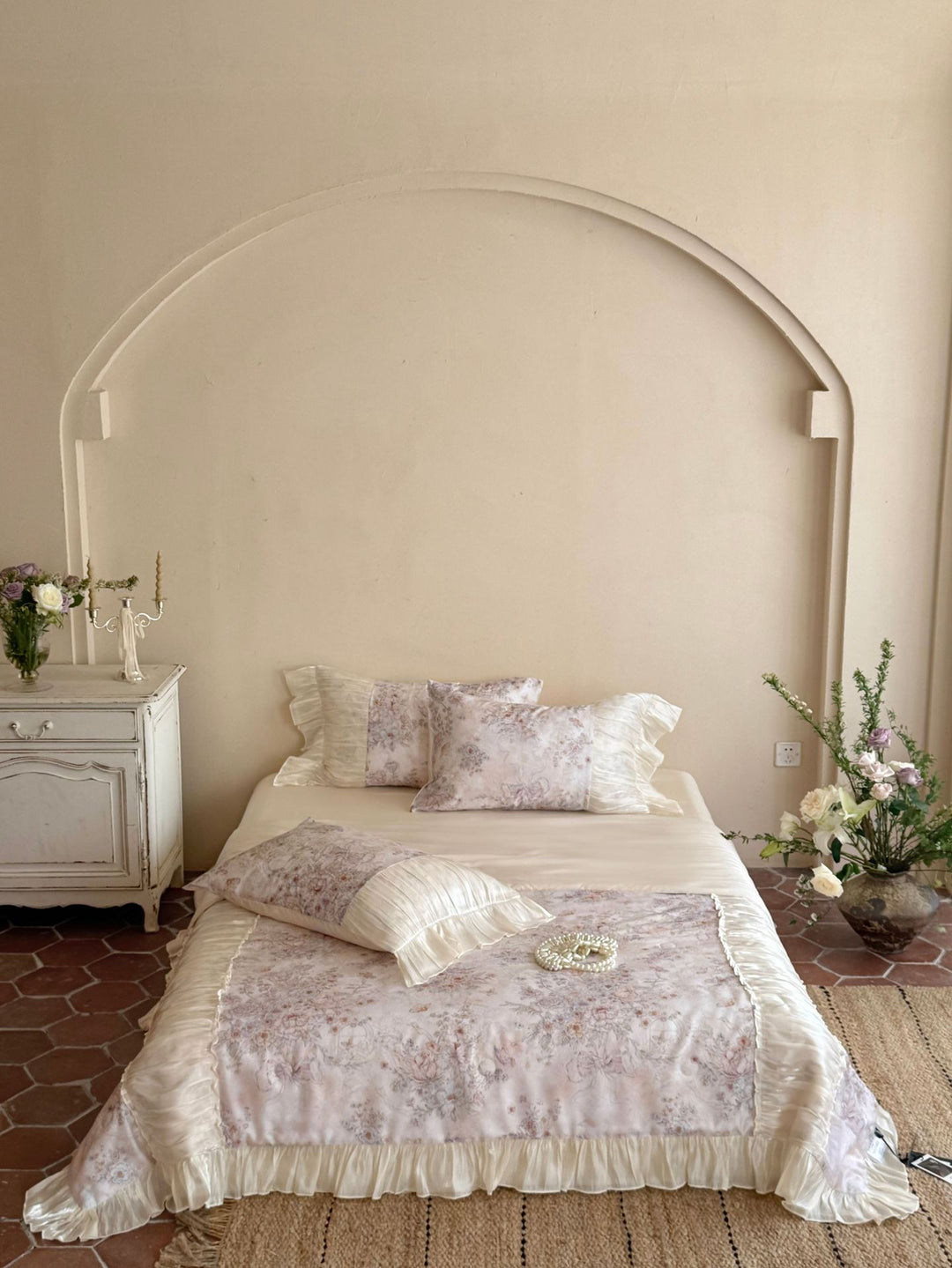 Satin-Bettwäschegarnitur im Vintage-Look mit Volant und floralem Jacquard Karnz