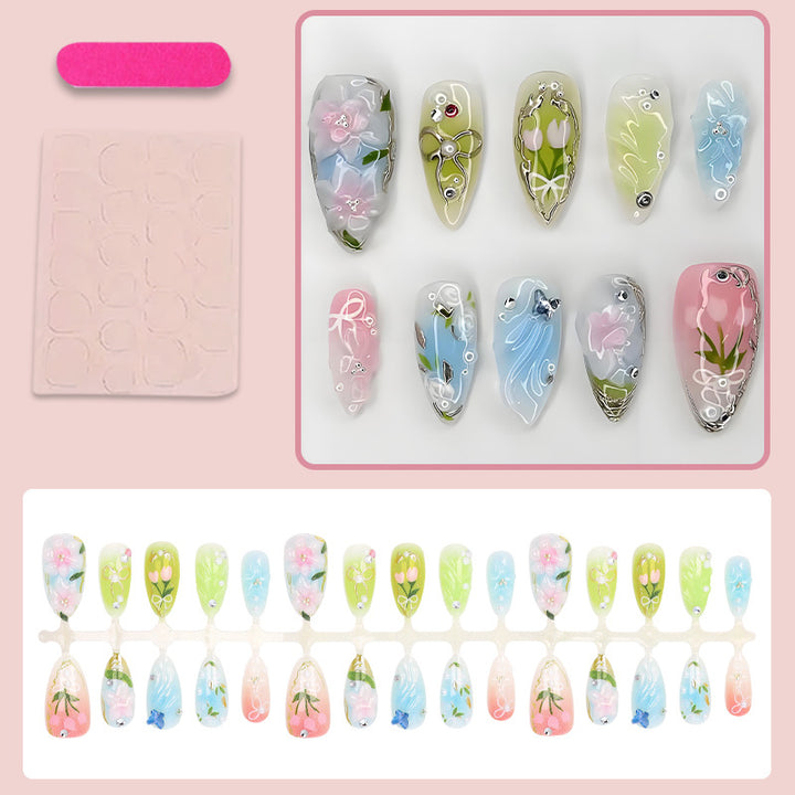 Kunstnagelset mit eleganten, handgemachten Blumenmotiven Karnz