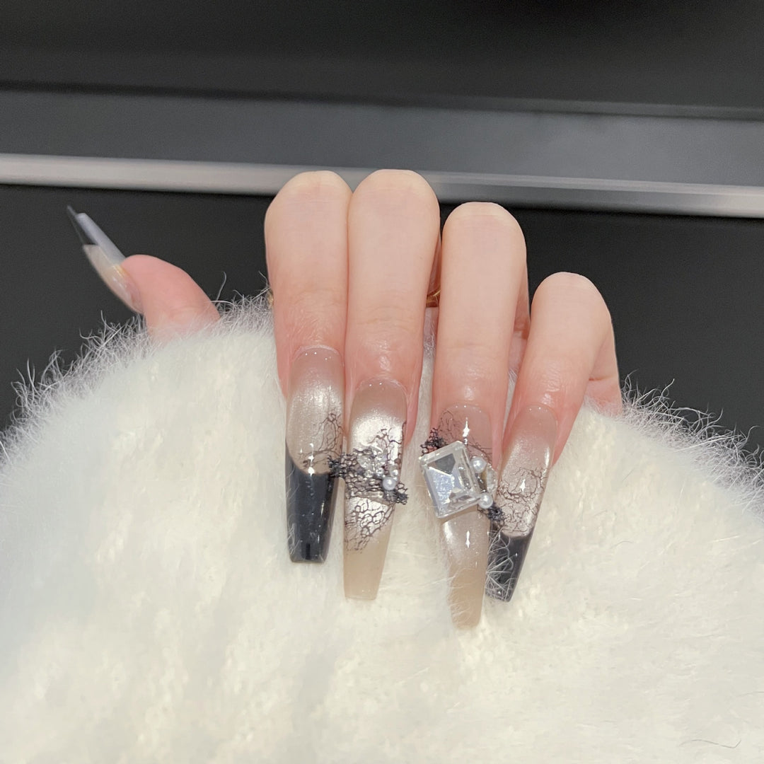 Künstlerisches Press-On-Nagelset mit einzigartigen Spitzen- und Edelsteinakzenten Karnz