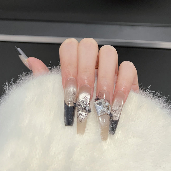 Künstlerisches Press-On-Nagelset mit einzigartigen Spitzen- und Edelsteinakzenten Karnz