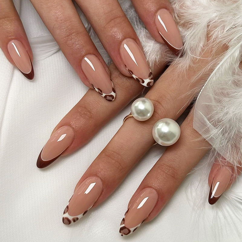 Stilvolles Press-On Nagelkunst-Set mit modernen Designs Karnz