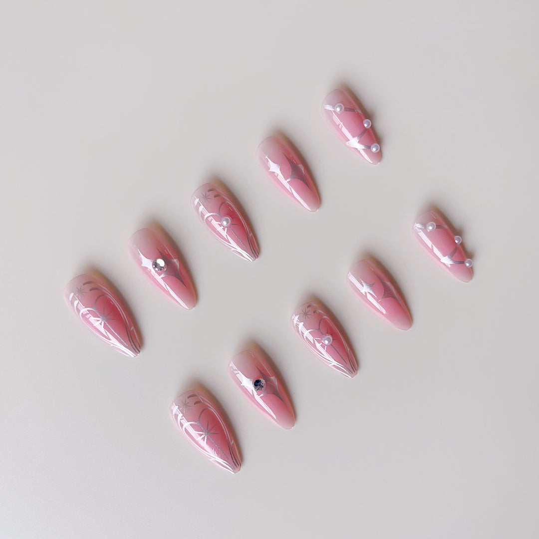 Kunstnagelset mit elegantem 3D-Design und glamourösen Akzenten Karnz