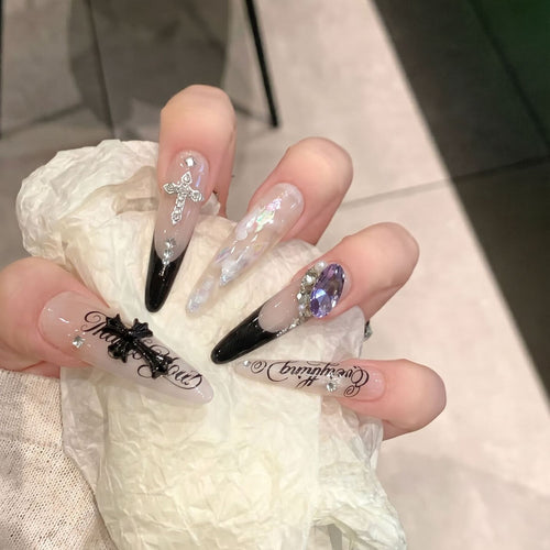 Künstlerisches Stiletto Press-On Nagelkunst Set mit eleganten dekorativen Elementen Karnz