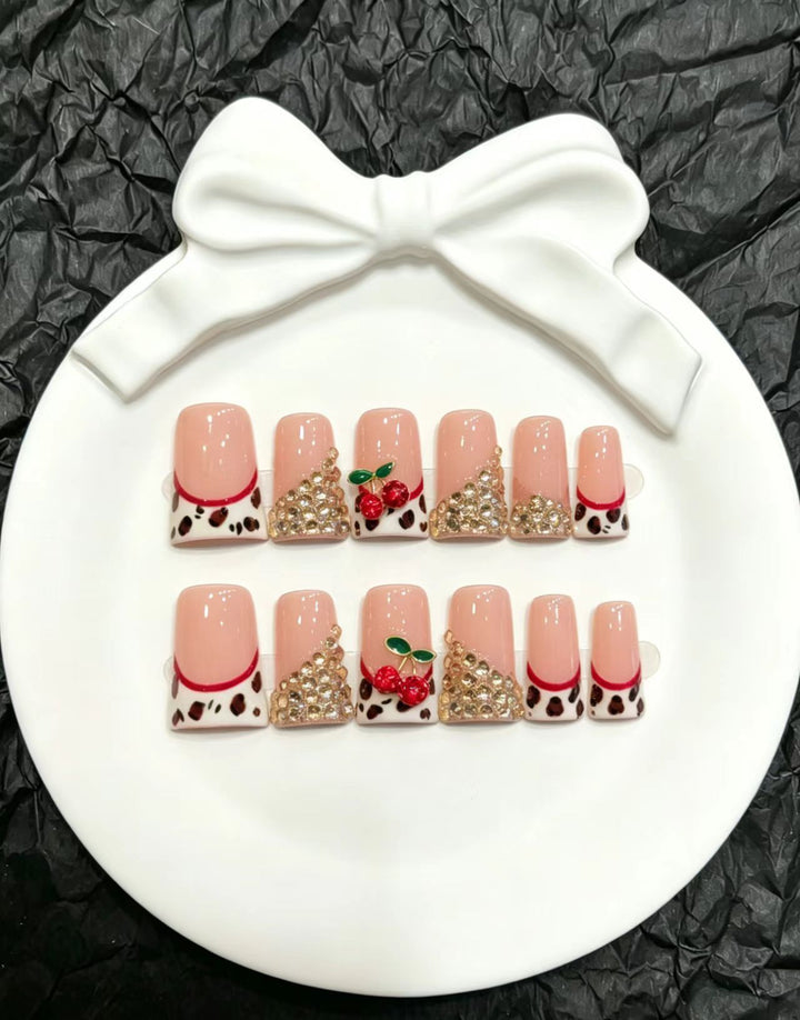 Dekorativer Press-On Nagelkunst-Set mit glamourösen Strasssteinen und Kirschakzenten