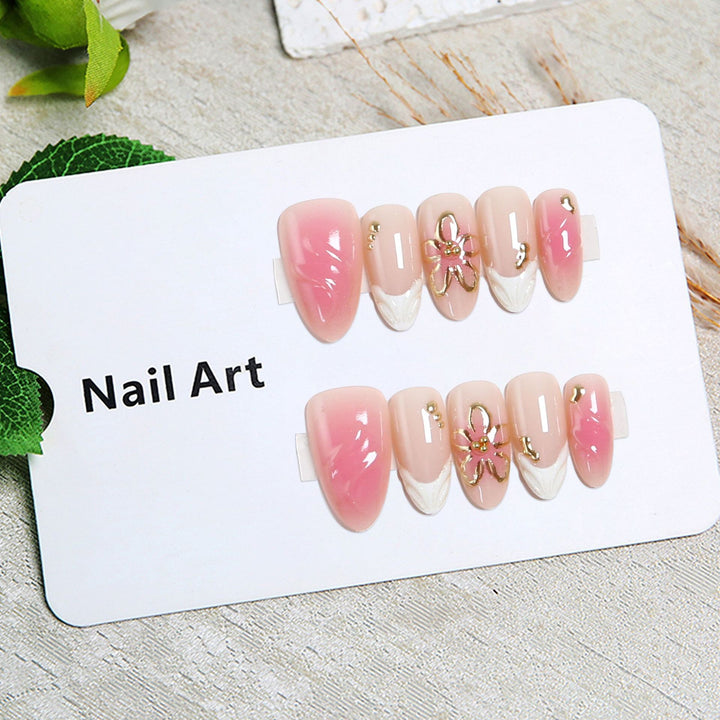 Kunstnägel mit floralem Design und glamourösen Akzenten Karnz