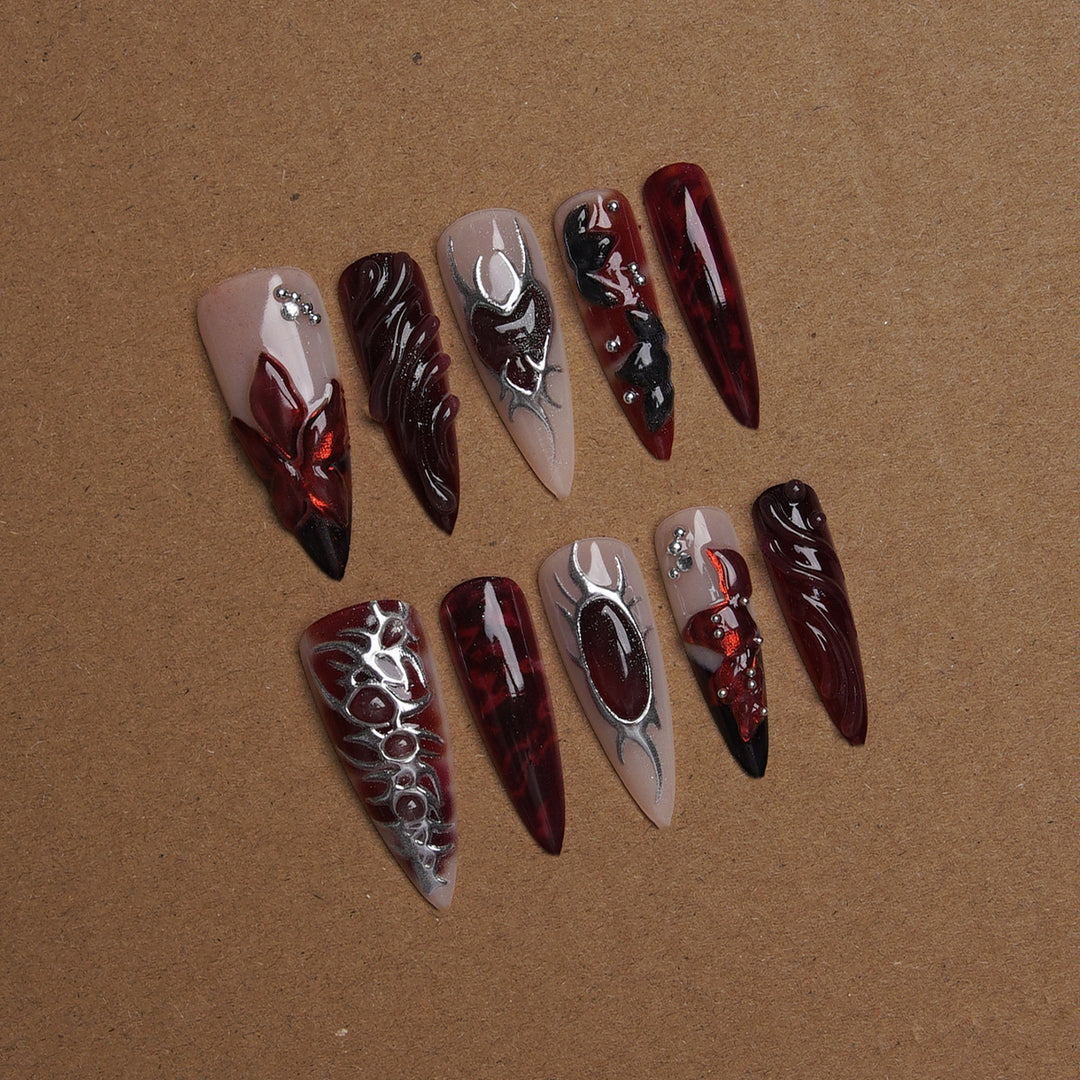 Kunstnagelset mit kunstvollen Designs Karnz