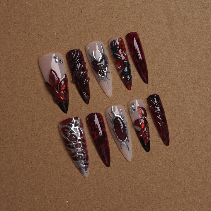 Kunstnagelset mit kunstvollen Designs Karnz