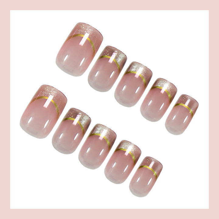 Kunstnagelset mit eleganter Glitzer-French-Spitze und goldenen Verzierungen Karnz