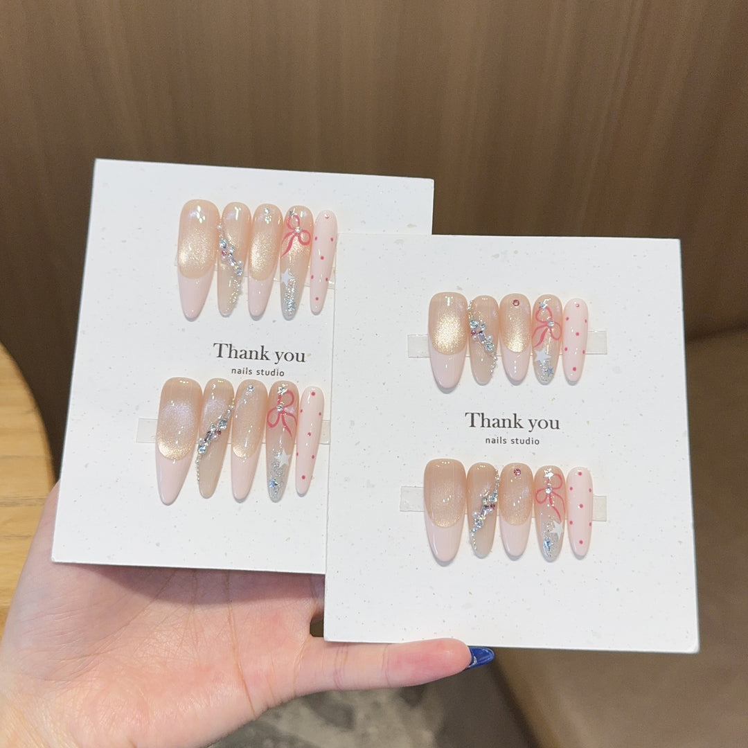 Kreative Kunstnagelspitzen mit Glitzerakzenten Karnz