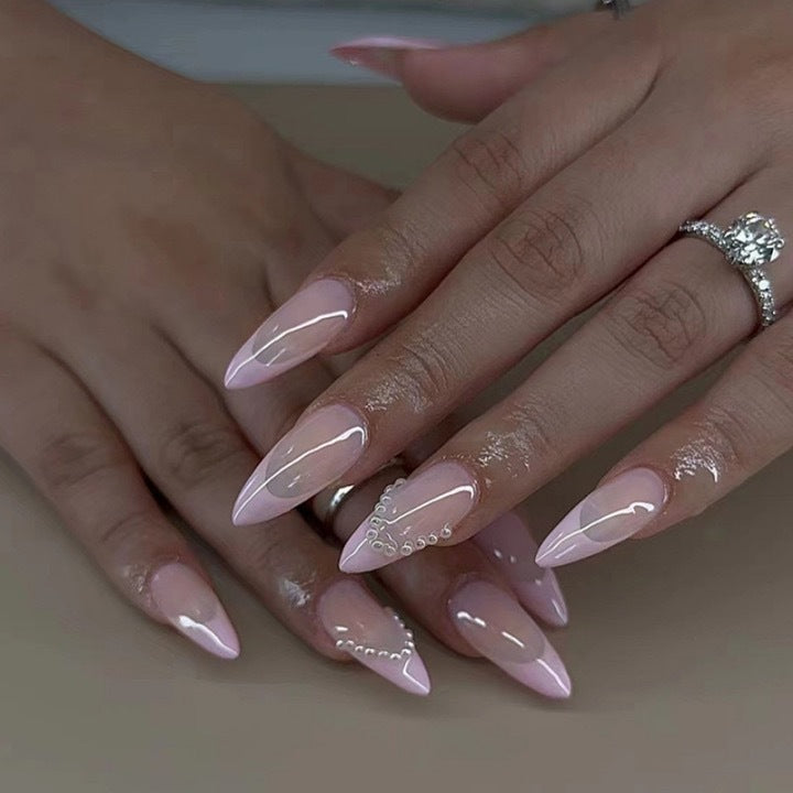 Elegante Kunstnagelspitzen mit Glitzer- und Perlverzierungen Karnz
