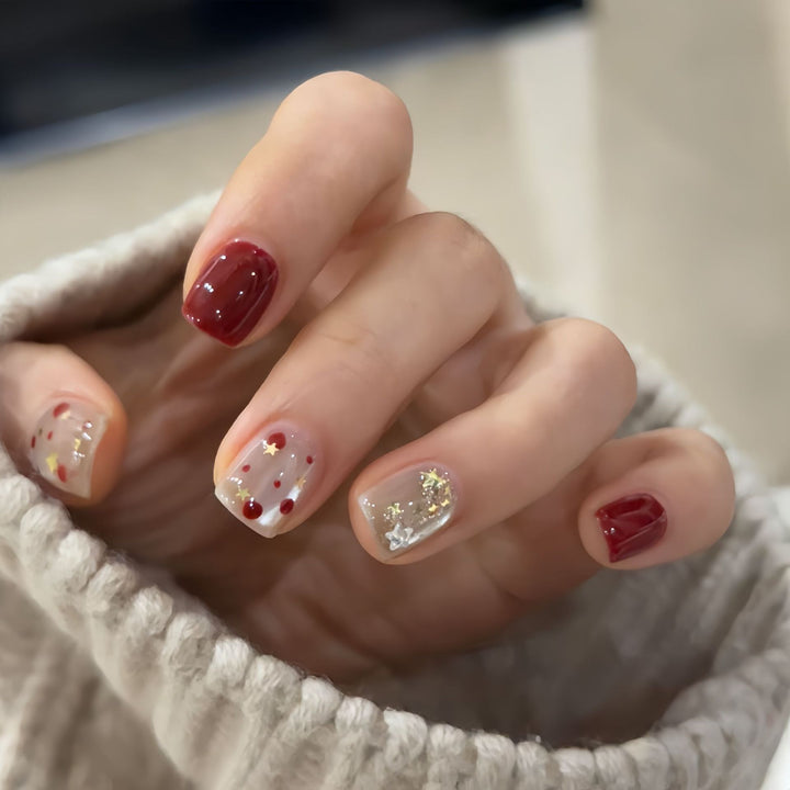 Kunstnagelset mit Funkelnden Glitzerdetails und Kreativen Motiven Karnz