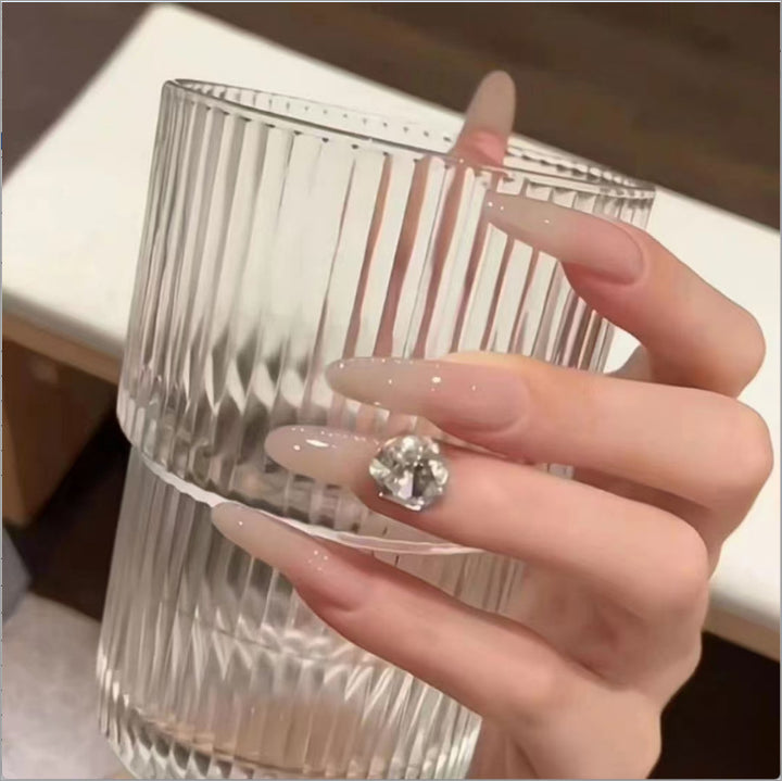 Elegante Kunstnägel mit Glitzer- und Kristallakzenten Karnz