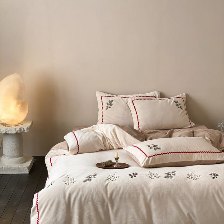 Bestickte botanische Leinen Bettbezug Set mit gewelltem roten Paspel