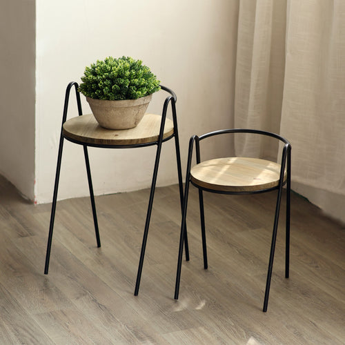 Moderner Hocker mit Holzsitz und Metallgestell Karnz