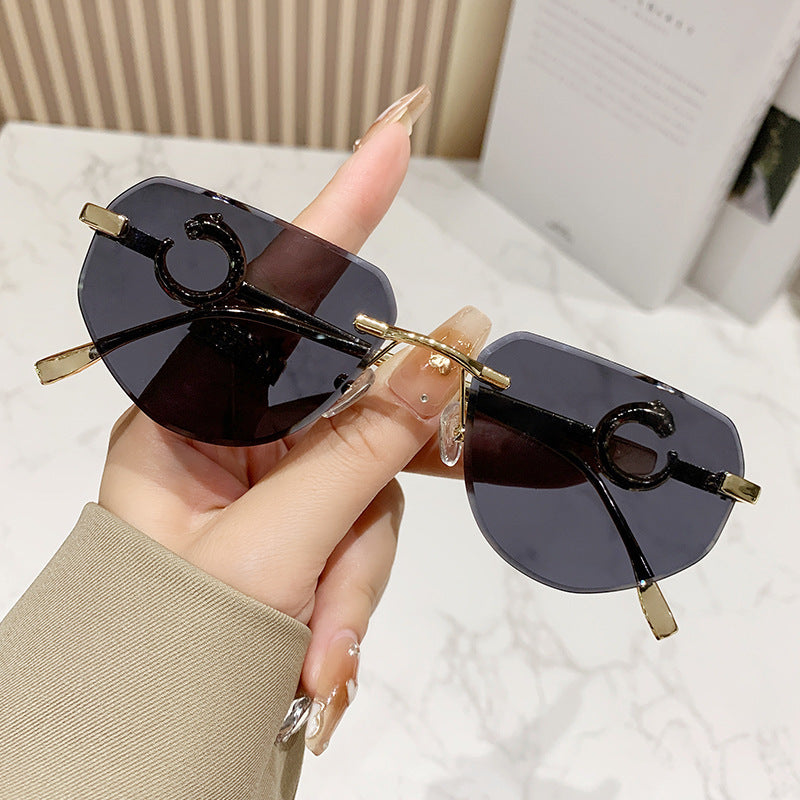 Damen trendige schicke Sonnenbrille im modernen Design mit filigranem Metallrahmen Karnz