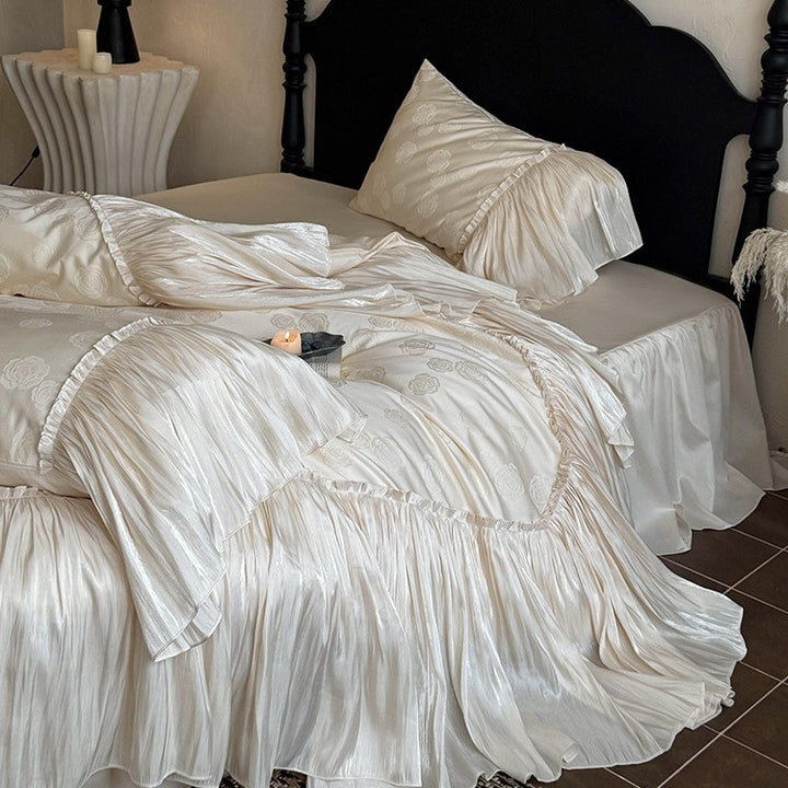 Elegantes Volant-Negligé aus Satin mit gestuften Lagen