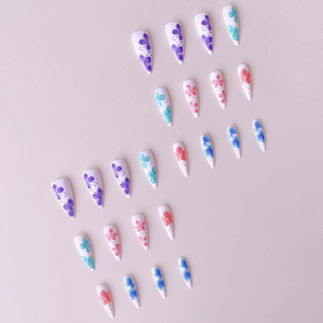 Kunstnagelset mit lebhaften 3D-Blütenmotiven Karnz