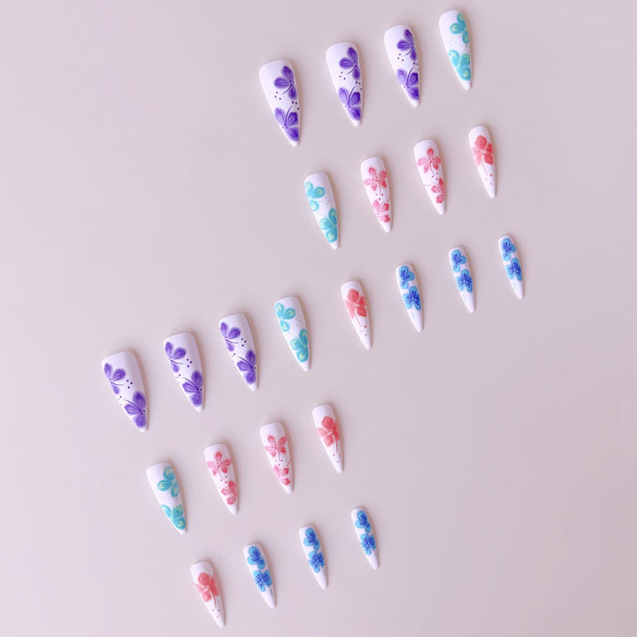 Kunstnagelset mit lebhaften 3D-Blütenmotiven Karnz