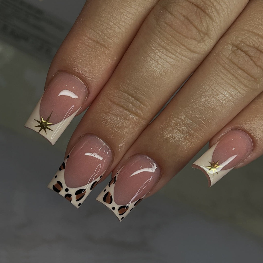 Kreatives Kunstnagelset mit eleganten Leoparden- und Glitzerakzenten Karnz