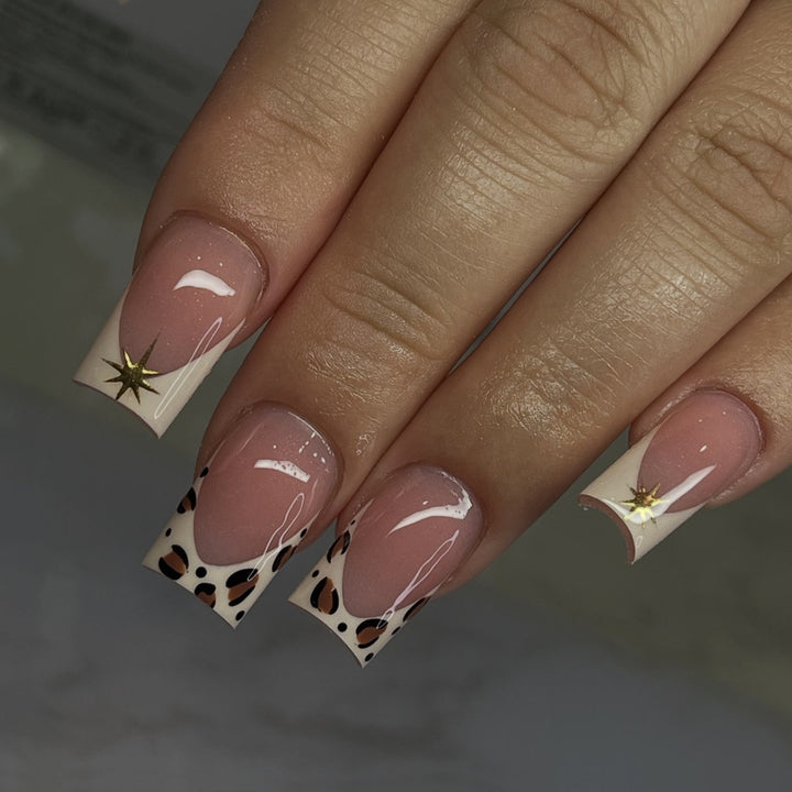 Kreatives Kunstnagelset mit eleganten Leoparden- und Glitzerakzenten Karnz