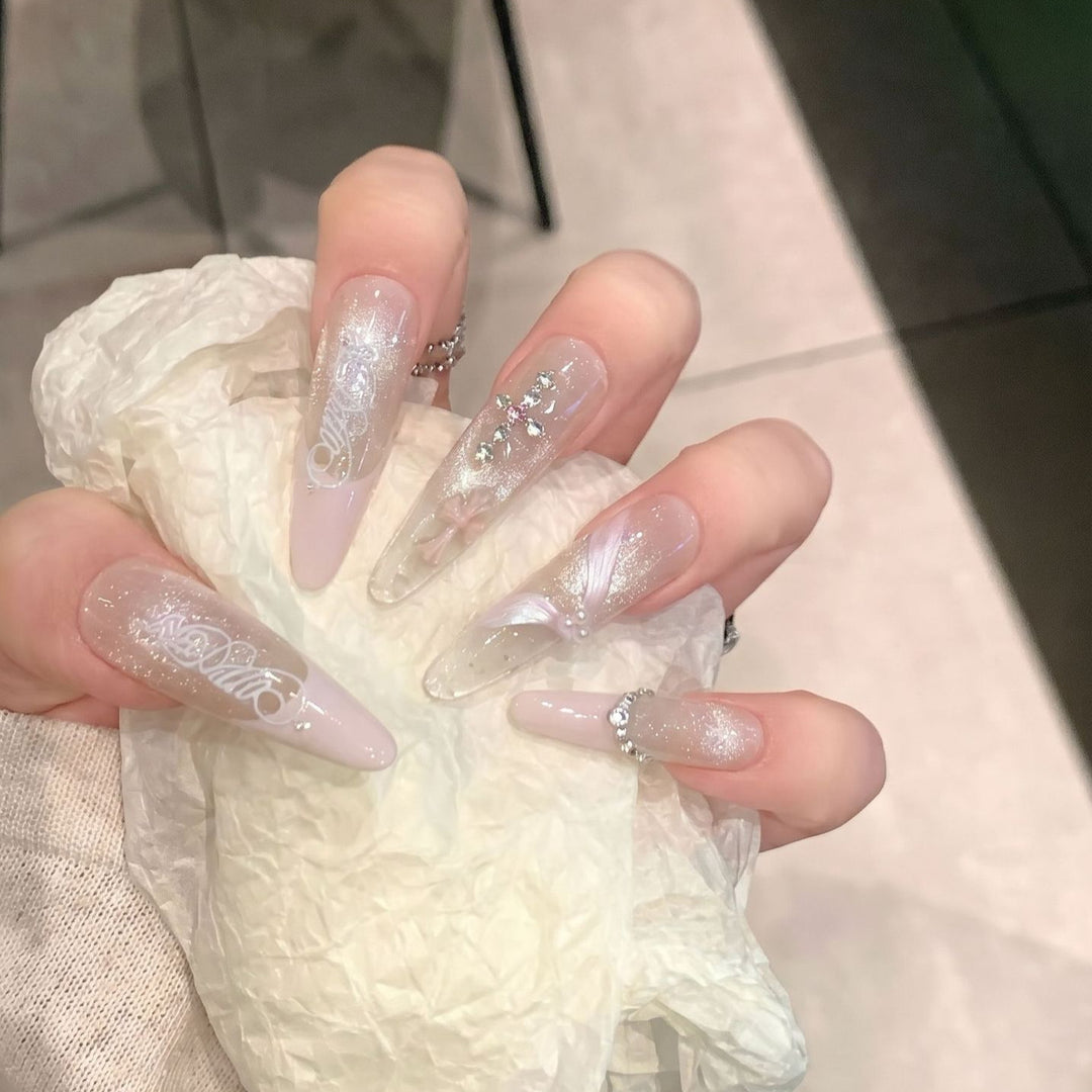 Elegantes Stiletto Press-On Nagelset mit komplexen Designs Karnz