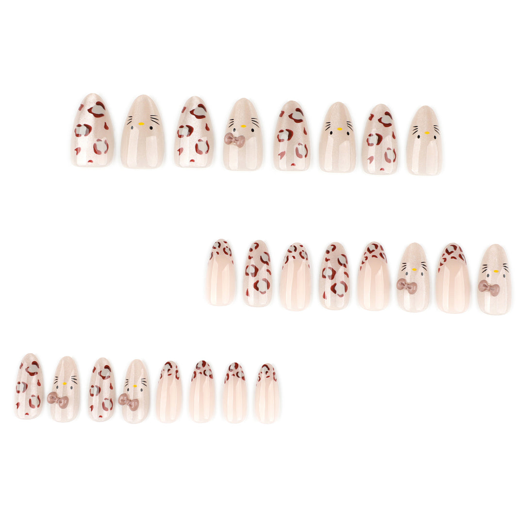 Kreative Nagelkunst mit niedlichem Katzenmotiv und Glitzerakzenten Karnz