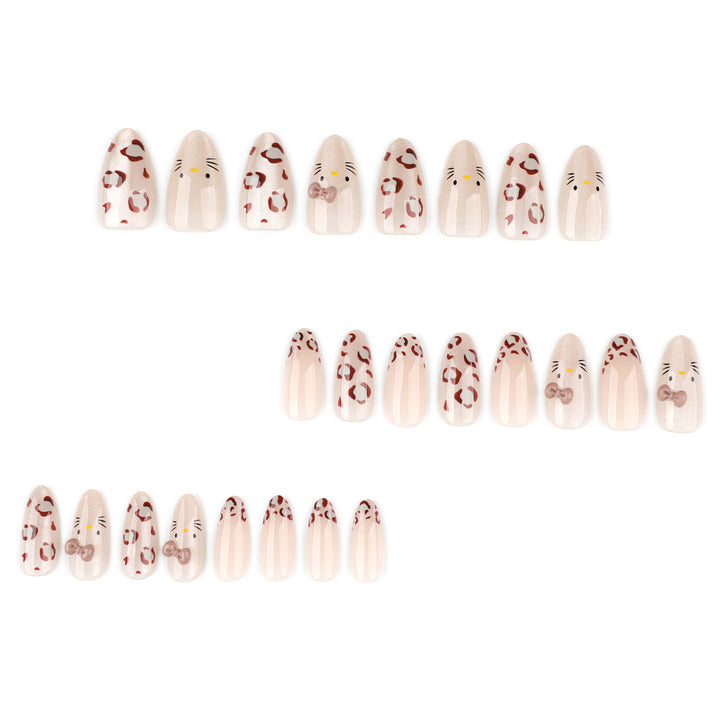 Kreative Nagelkunst mit niedlichem Katzenmotiv und Glitzerakzenten Karnz