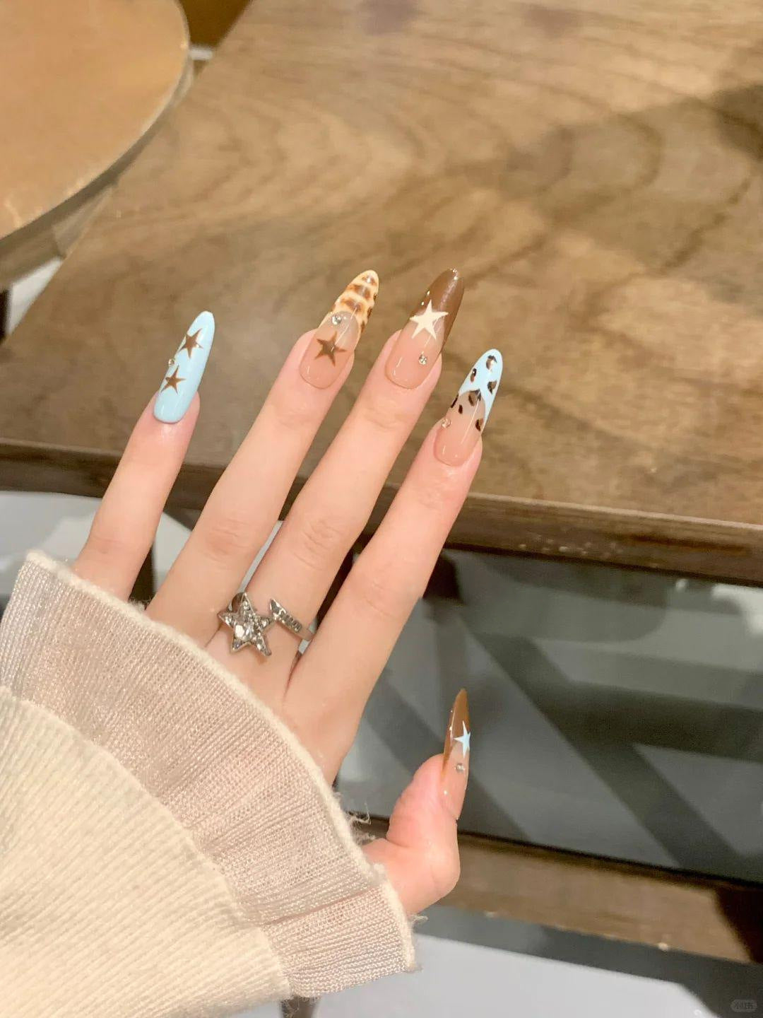 Künstlerisches Herzmuster Nagelkunstverlängerungen Karnz