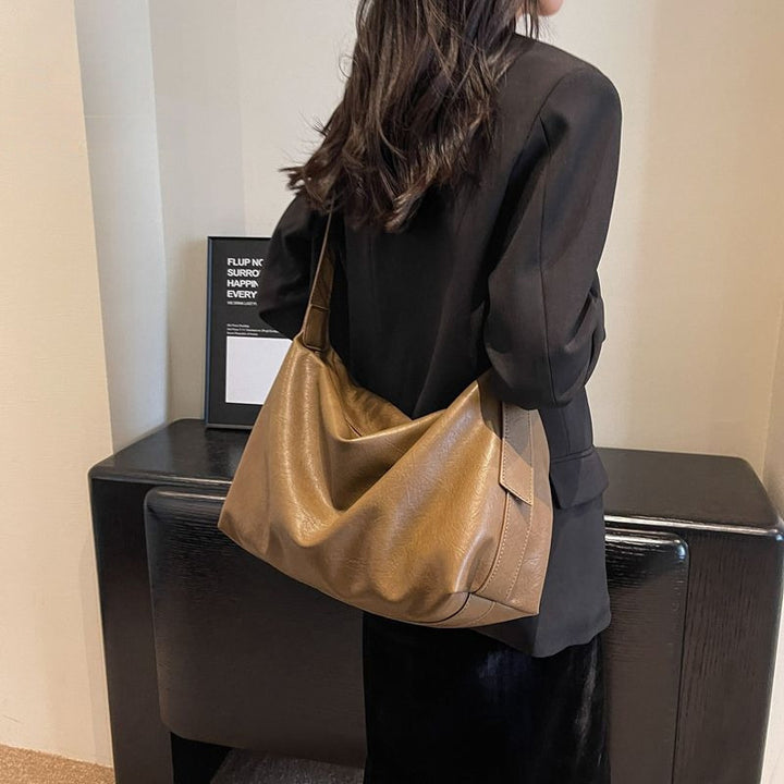 Weiche strukturierte Schultertasche Karnz