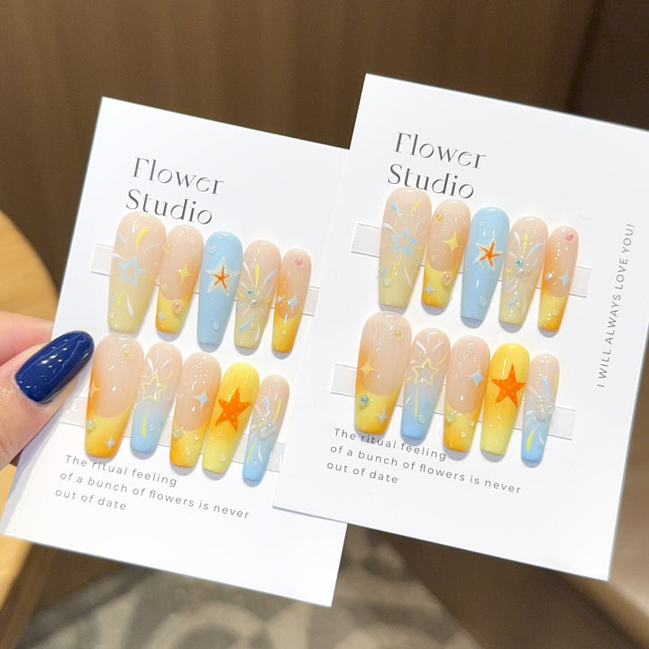 Kunstnägel Set mit Bunten Sternen und Floralem Design Karnz