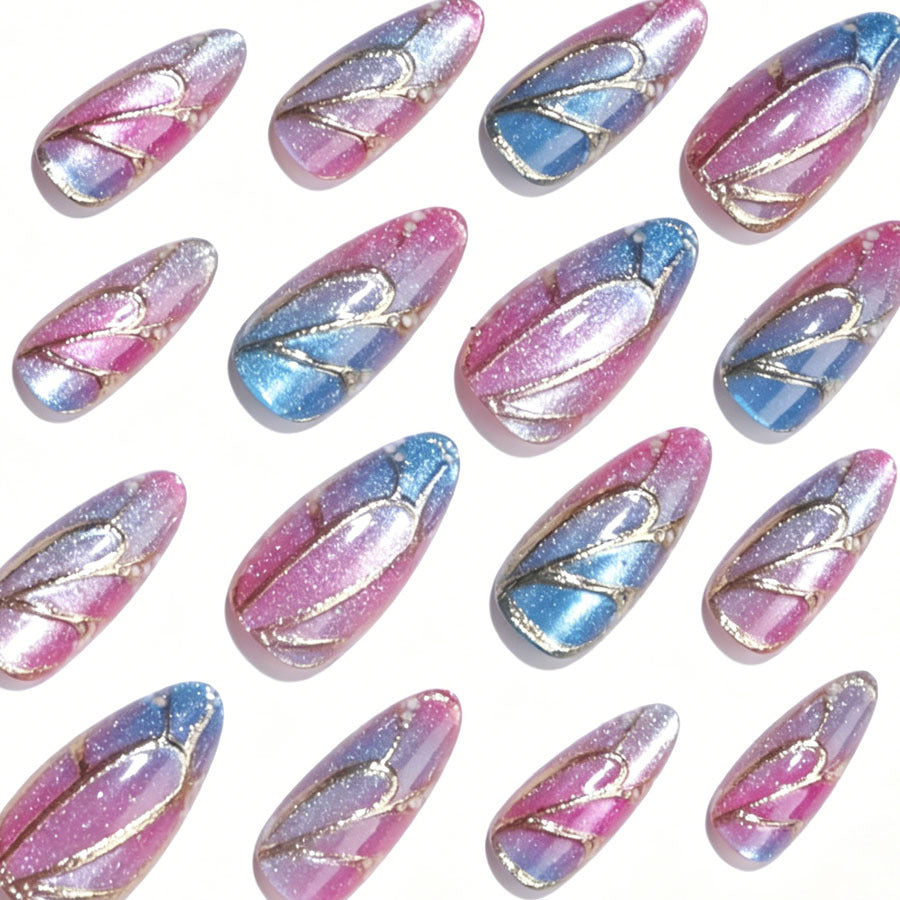 Kunstnagelset mit schimmernden Farbverläufen und eleganten 3D-Details Karnz