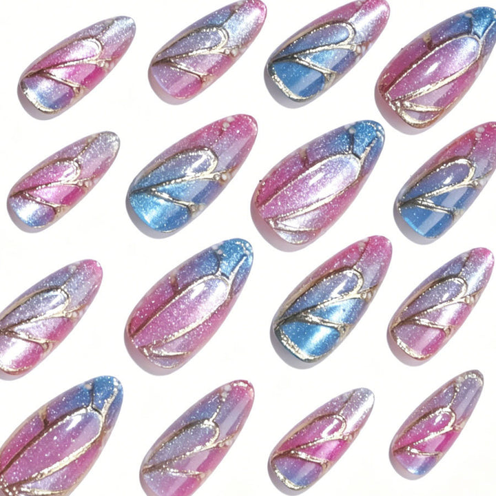 Kunstnagelset mit schimmernden Farbverläufen und eleganten 3D-Details Karnz