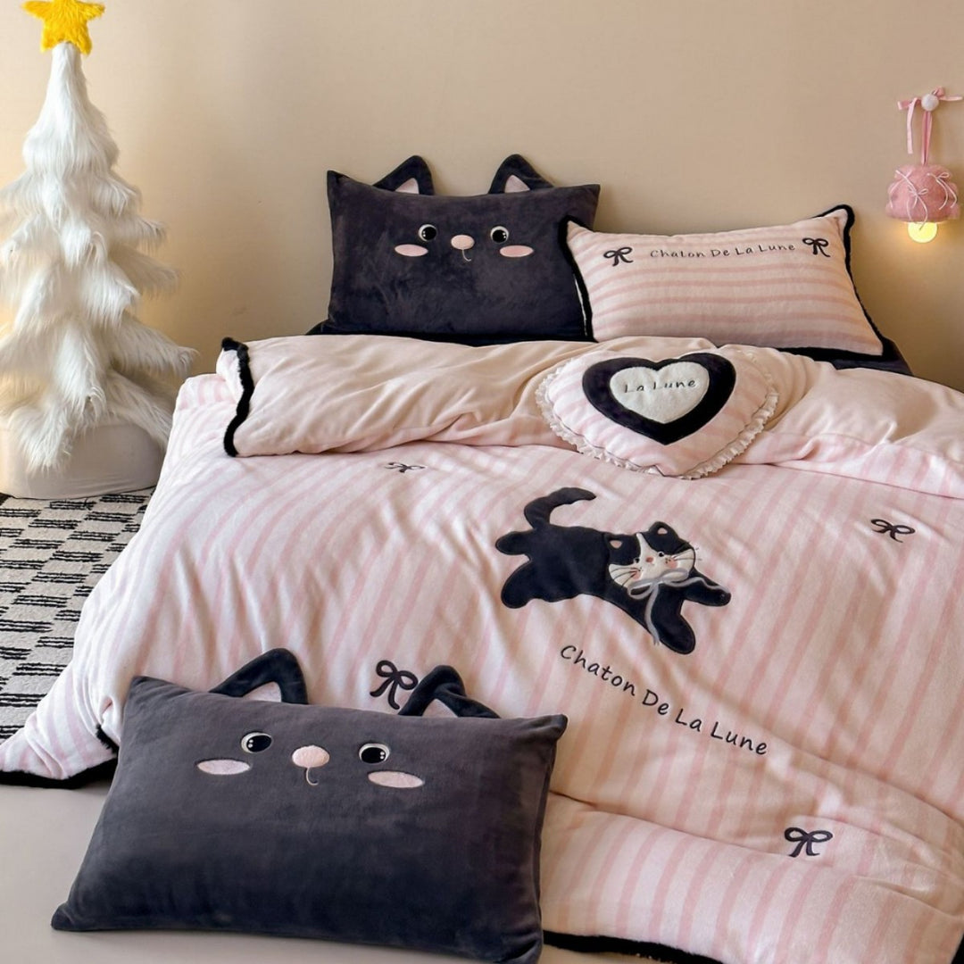 Kuschelige Microfleece-Bettwäschegarnitur mit 3D-Katzenapplikation und Herz-Zierkissen