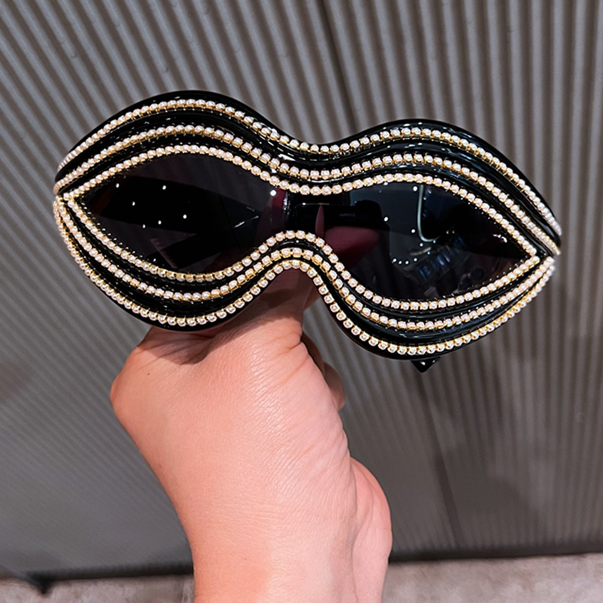 Damen Glamouröse Wellen-Sonnenbrille mit funkelnden Kristall-Applikationen Karnz