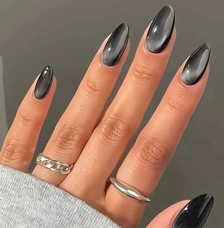 Glänzende Stiletto-Nagelerweiterungen Karnz