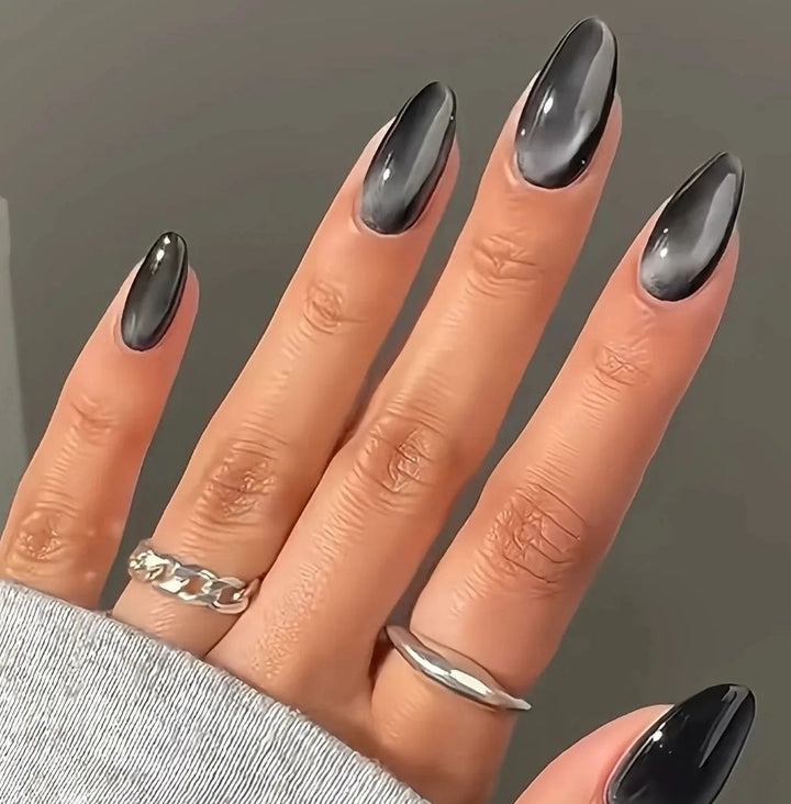 Glänzende Stiletto-Nagelerweiterungen Karnz