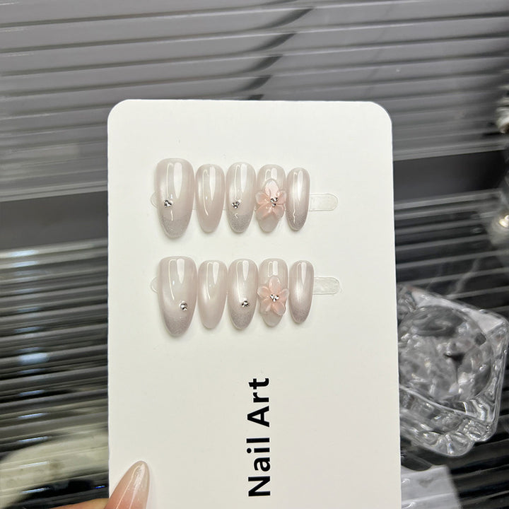 Elegantes Press-On-Nail-Art-Set mit floralen Akzenten
